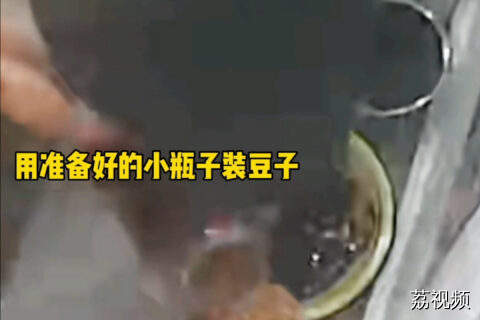 老人在面馆买一碗面后还把免费小料打包回家