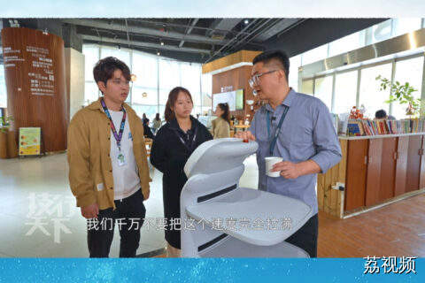 机器人“难哄”现场：水洒了，人慌了！