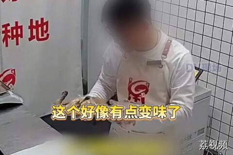 老板拒售变质卤鸭躲过天花板坍塌？网友质疑摆拍！抖音黑板报回应