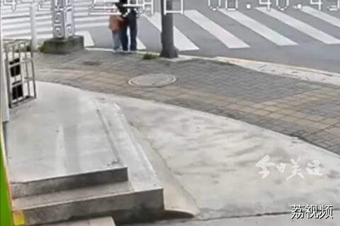 女孩过马路被罐车撞倒身亡 目击者：人行横道和左转车道均为绿灯