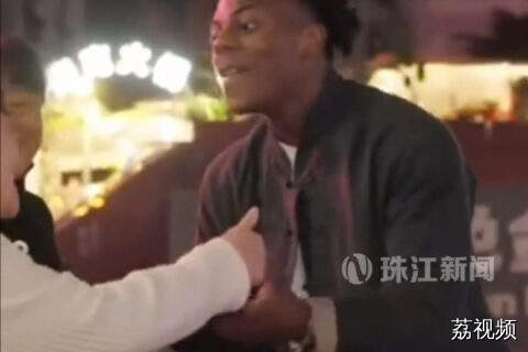 音乐一响就会跳 甲亢哥和重庆大妈跳广场舞