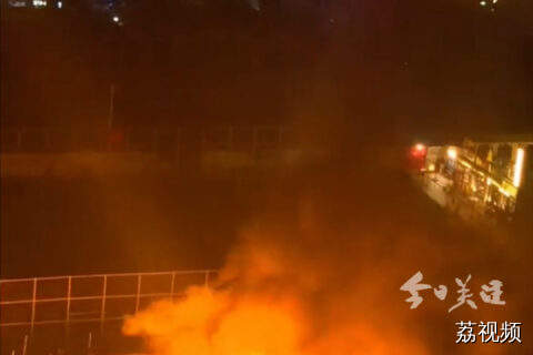郑州一废弃饭店起火并多次爆炸