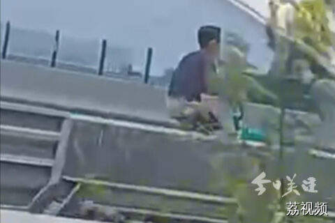 男子骑共享单车上高速 警车紧急拦截将其带走