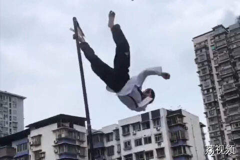 高三一学生一招帅翻全场，运动会开幕式展示踩踏后空翻6腿。