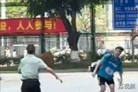 男生羽毛球单招结束后走出考场一瘸一拐，父亲飞奔过去搀扶