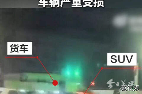 一货车在路口撞上SUV后顶行数十米