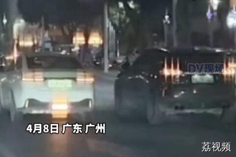 广州一小车行驶途中突然起火，车主：开着开着车头冒火了。