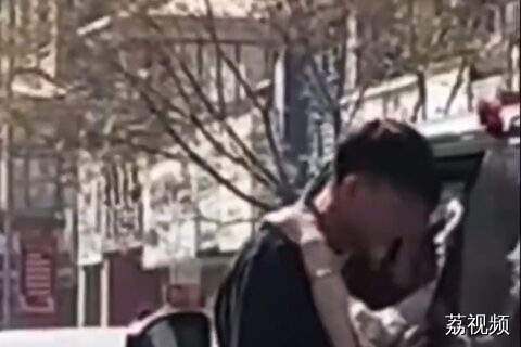 嘴硬的弟弟送姐姐出嫁时哭成泪人