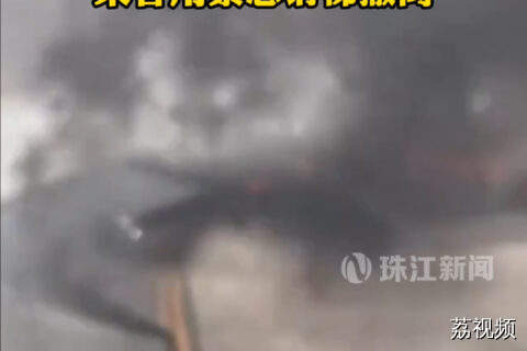 大火烤机翼 美国一客机突然起火 乘客用紧急滑梯撤离