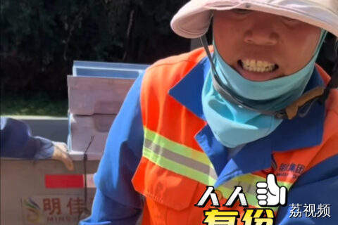 海南三亚环卫工人正在修剪椰子树