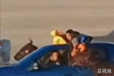 7岁孩子赛马途中险坠马，好心人立刻驱车救援，一把将孩子提进车