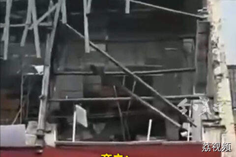 广西贺州罕见大风，1分钟掀翻大量屋顶