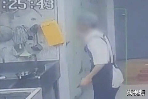 女子进冷库取货时被男同事故意关门