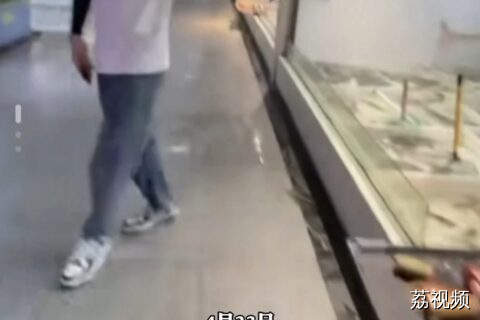 顾客买鱼要求不宰杀遭商贩扔秤砣