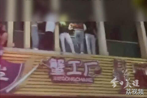 四川宜宾一小龙虾店起火 多人从二楼破窗逃生 店主：系厨房起火