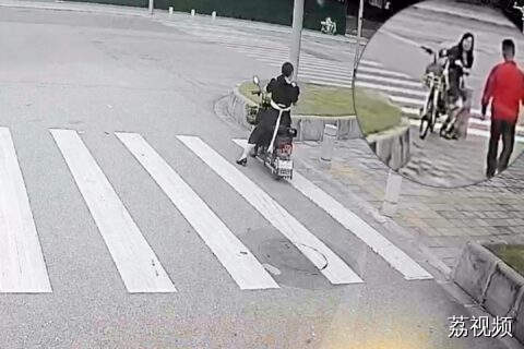 女士裙摆卷入自行车车轮 广州公交车长化身“护花使者”解窘境