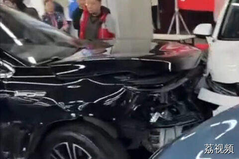 沈阳车展一辆问界M7 Pro场内乱撞，问界回应→