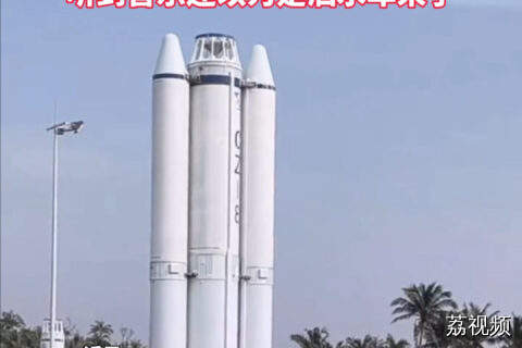 在文昌偶遇火箭转运 看见几十米高的火箭“站”着走