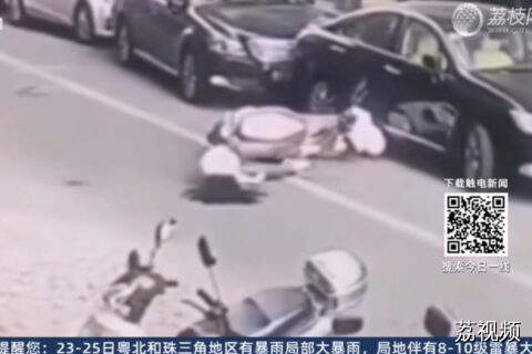 女子路过脚手架被砖砸血流不止，路人纷纷上前施救