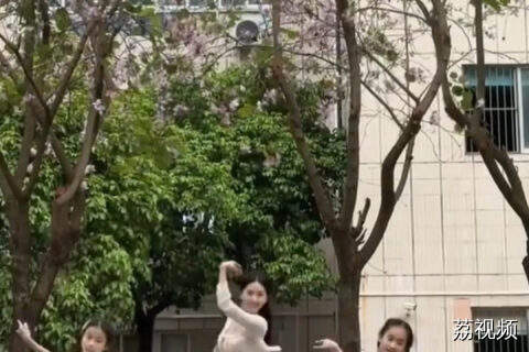 广东小学师生树下共舞，网友直呼被治愈