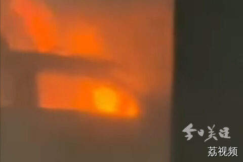 江门一小区地库电车着火 多次发出爆炸声