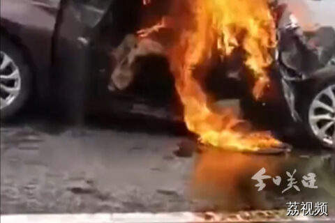 南昌高速一轿车起火燃烧 好心司机为不能施救着急自责