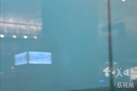 受恶劣天气影响 广州白云机场超两百航班延误