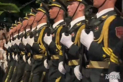 解放军仪仗司礼大队亮相越南