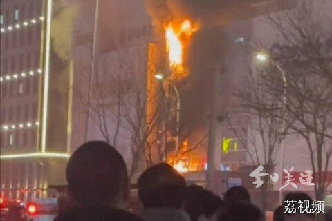 沈阳一建筑起火 多人被困天台