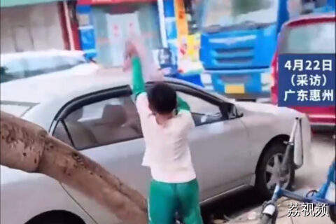 萌娃语文考了全班第一捧着奖状守在路口给爸爸看