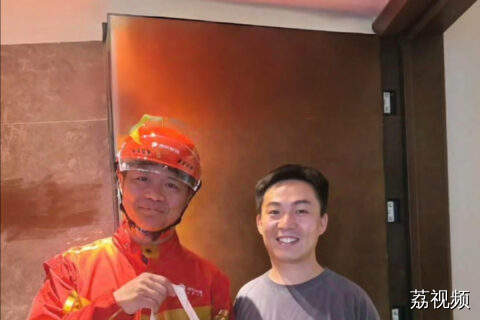 京东集团创始人刘强东在北京亲身送外卖