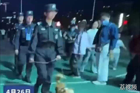 警犬福仔上班偷吃小朋友烤肠