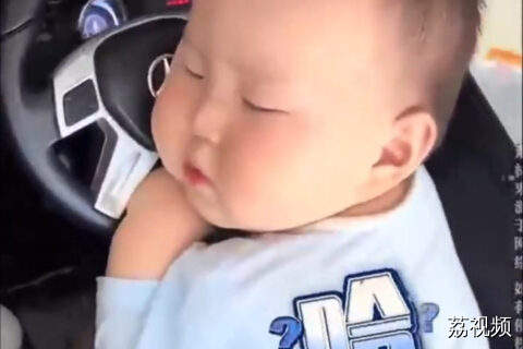 做饭时 妈妈让宝宝自己玩小汽车结果妈妈做完饭后出来一看..