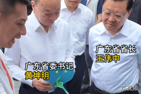 猎德村民向省领导介绍广东文创人字拖