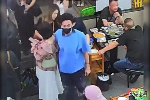 黄宗泽和工作人员出门吃饭，虽戴着口罩仍被一眼认出