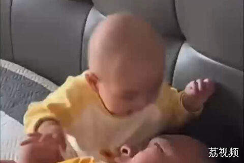 萌娃“亲”爸爸在一次次尝试中最后选择了尴尬一笑