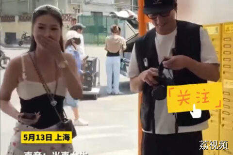 吴彦祖现身上海手握相机找人街拍