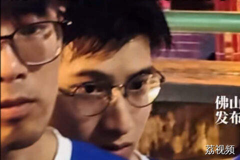 这位扒龙舟的帅哥到底什么造型啊？原来是我的理想型