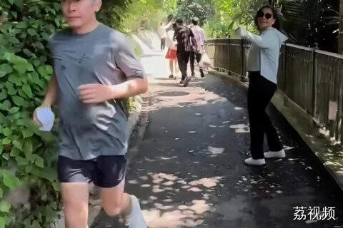 偶遇62岁梁朝伟慢跑，网友大赞“好靓仔”