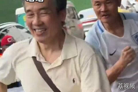 广州街头两位阿伯起争执