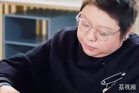 韩红用粤语向观众打招呼，称爱喝潮汕单丛茶