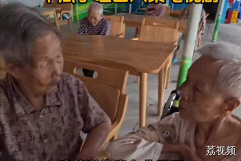 网友围观奶奶聊天