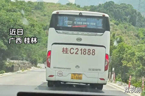 男子实时讲解塞车路况