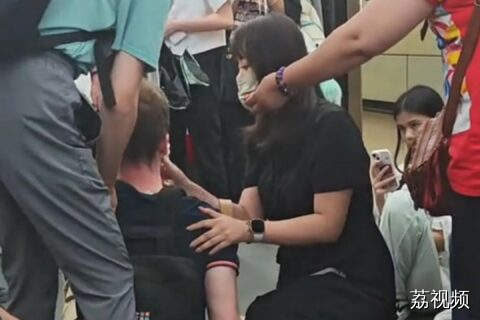 外国男子地铁上晕倒 热心女生为他把脉救助