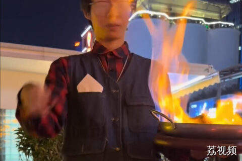 服务员小哥上菜，一不小心把自己头发点着了