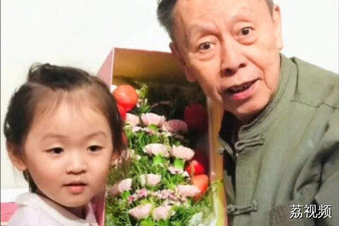 黄俊英传授教下一代粤语秘笈