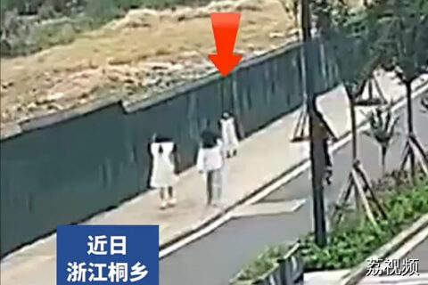 小女孩迷路脚磨破皮一直哭