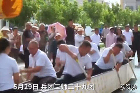 新疆上演旱地龙舟比赛