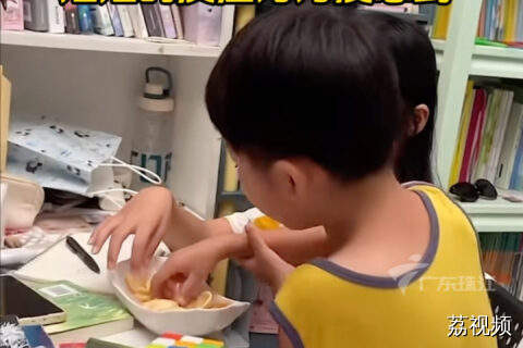 弟弟吃姐姐零食，姐姐的反应…