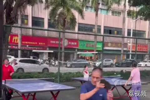 广东大爷打乒乓球，秀旋转接球，尽显从容！